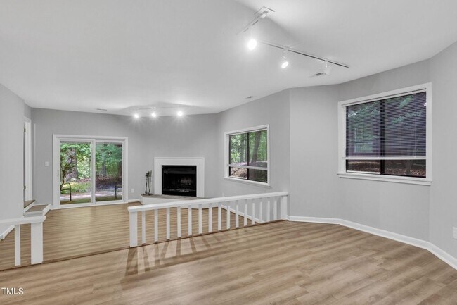 Building Photo - Spacious and Renovated 3BR Townhome in Cha...