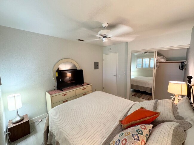 Building Photo - Long Term - Beautifully Updated 1 Bedroom Condo in Palm Springs Villas II