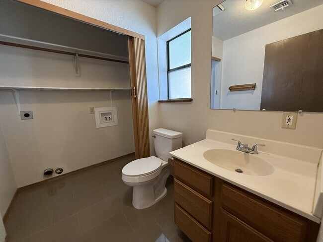 Building Photo - Pending 2 bed 2.5 bath great location BHCRENT.COM