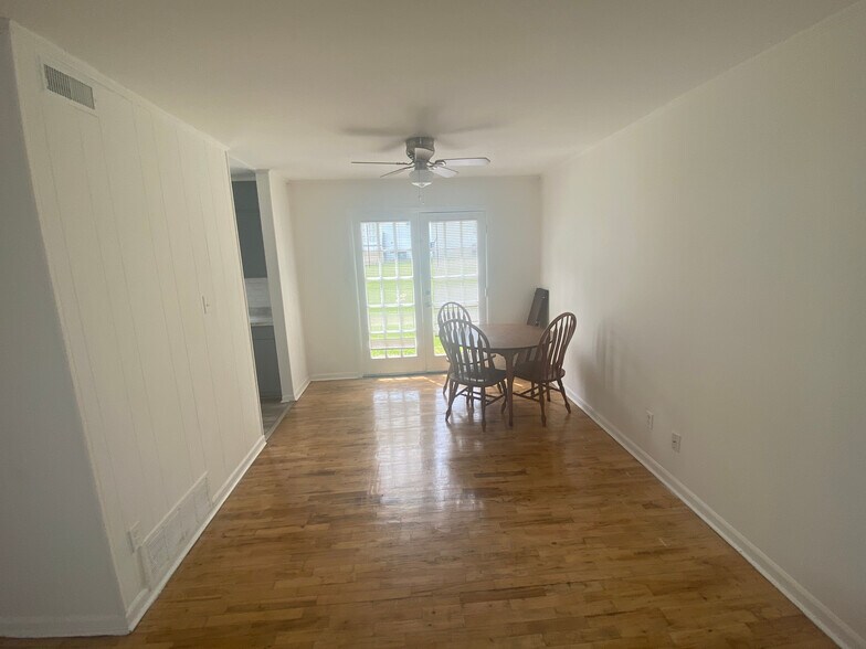 Building Photo - Room in Apartment on Greenbriar Rd