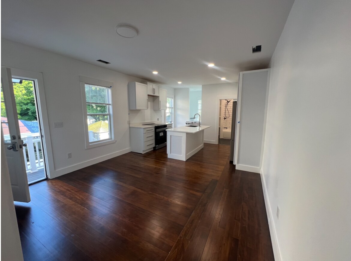 Building Photo - 10 Stark St