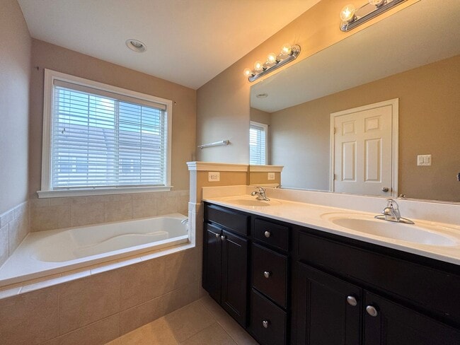 Building Photo - Beautiful And Spacious 3 Bed 3.5 Bath Interior Brick Townhome With Balcony In Hastings Marketplace