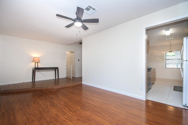 Building Photo - 2515 Valleyfield Dr