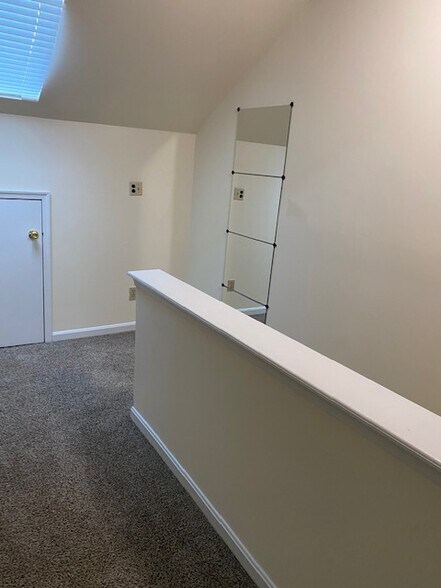 Building Photo - 1174 N Vermont St