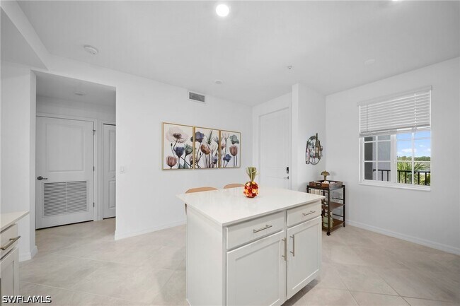 Building Photo - 15285 Grn Acrs Ave