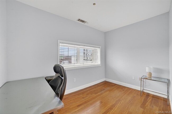 Building Photo - 543 Main St