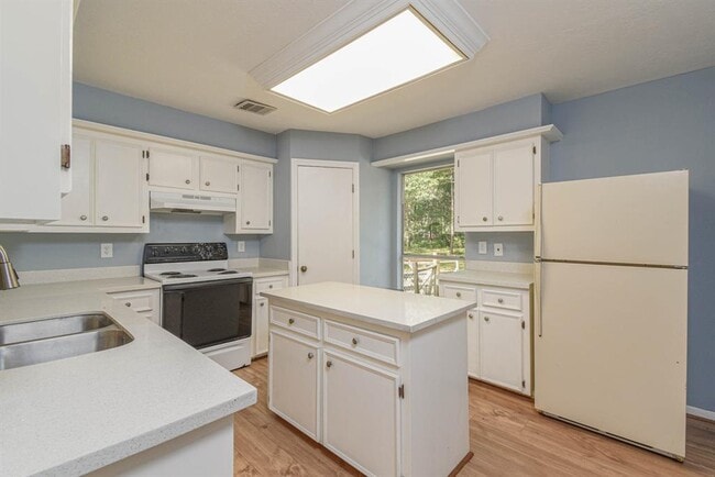 Building Photo - 3680 Woodpeckers Grove