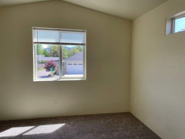 Building Photo - Beautiful 2 Bedroom 1.5 Bath Townhome Loca...