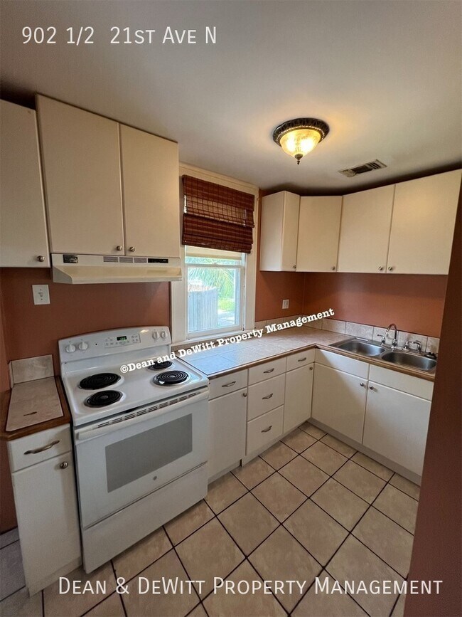 Building Photo - 902 1/2  21st Ave N-