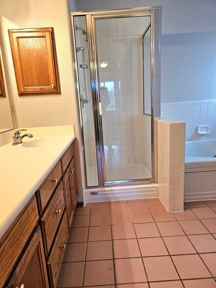 Master Bedroom Wash basin & Shower - 5704 SE 87th St