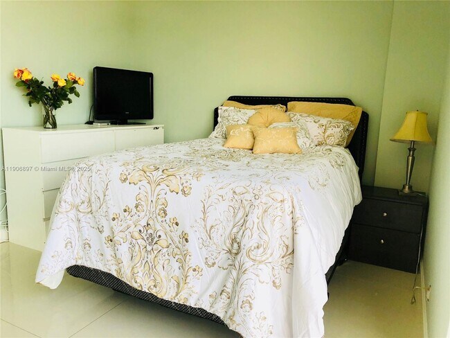 Building Photo - 3610 Yacht Club Dr