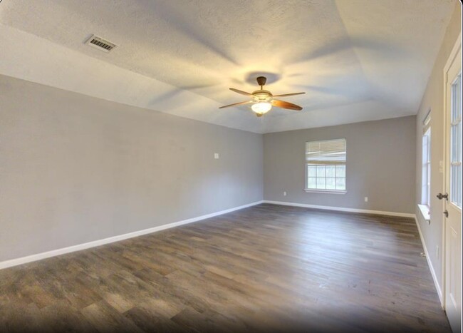 Building Photo - 10727 Sagewillow Ln