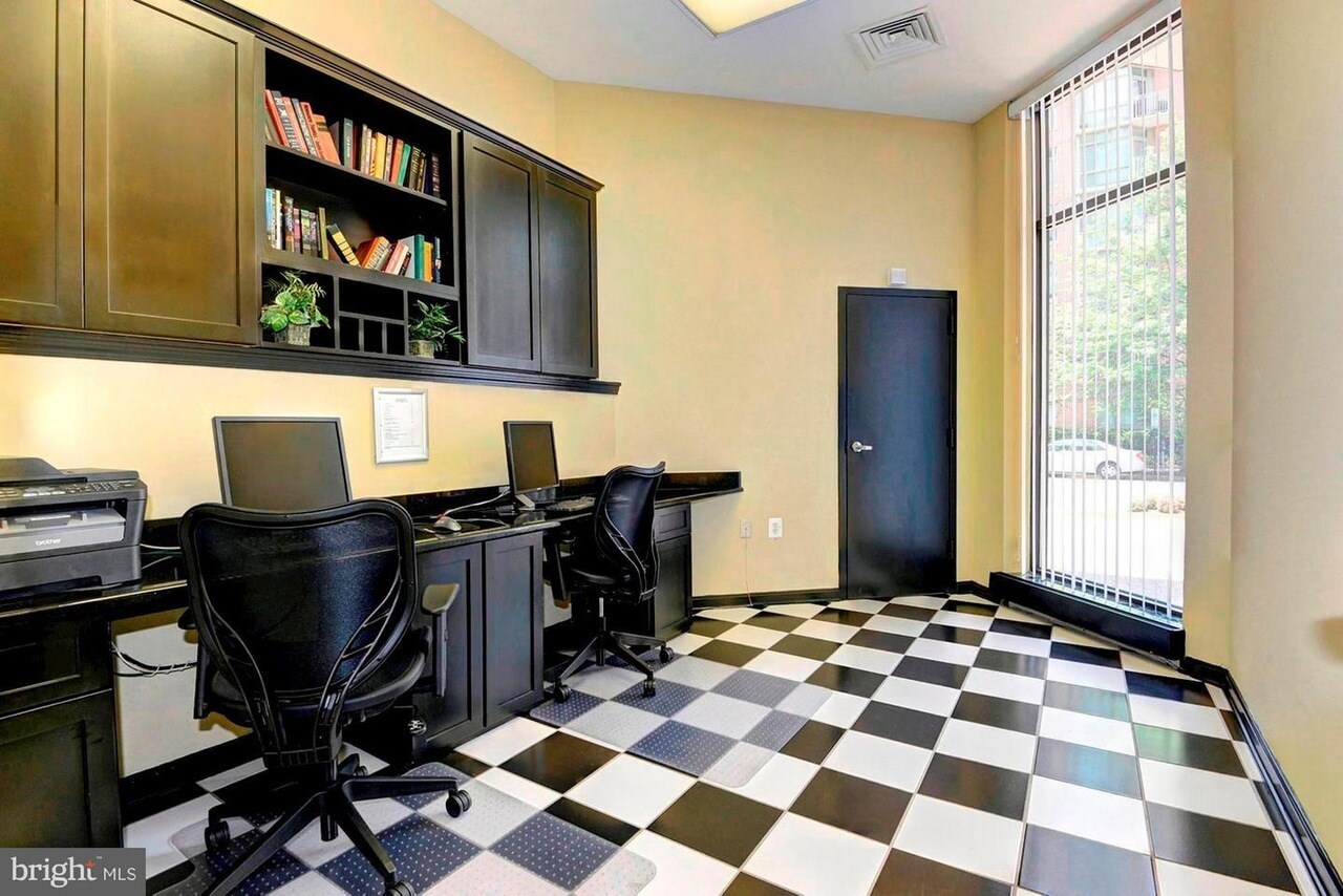 Building Photo - 1001 N Randolph St