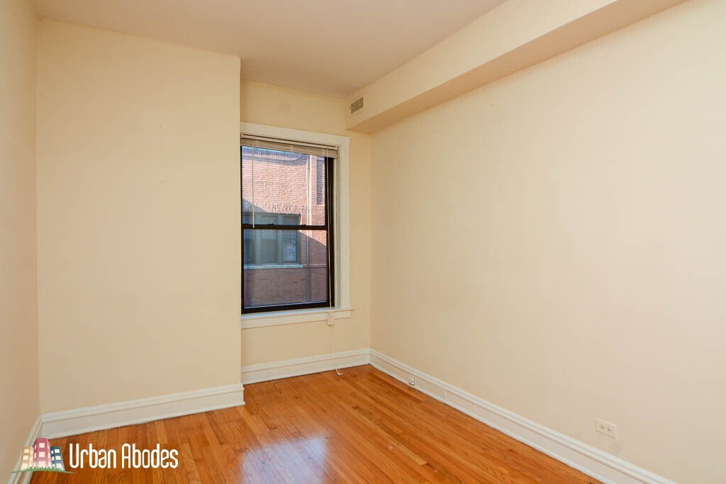 Building Photo - 3523 N Racine Ave