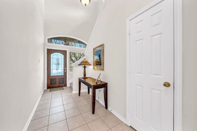 Building Photo - A beautifully maintained 3 bedroom, 2.5 ba...