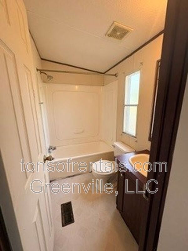 Building Photo - 255 Pine Dr