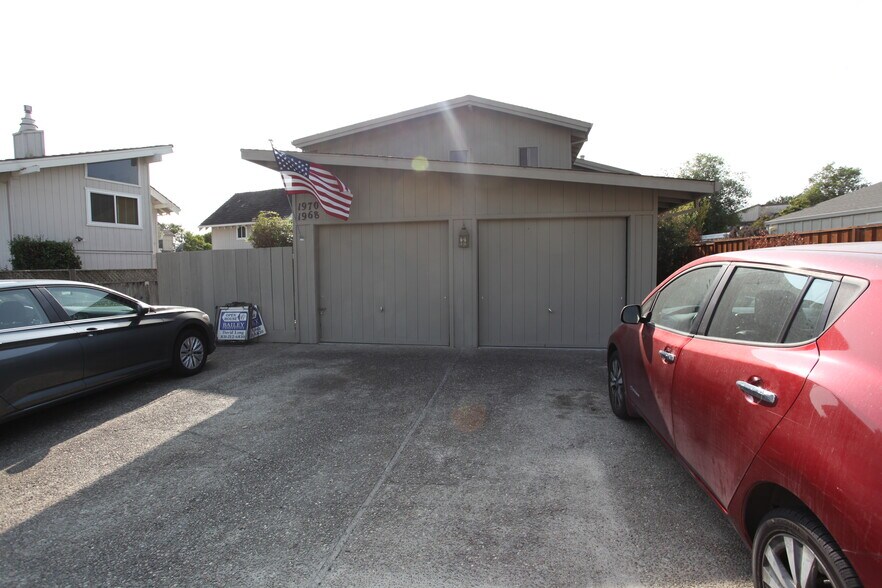 Driveway (Right side is for unit) - 1968 Dolphin Dr