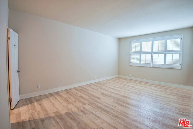 Building Photo - 458 N Oakhurst Dr