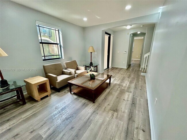 Building Photo - 607 NE 35th Ave