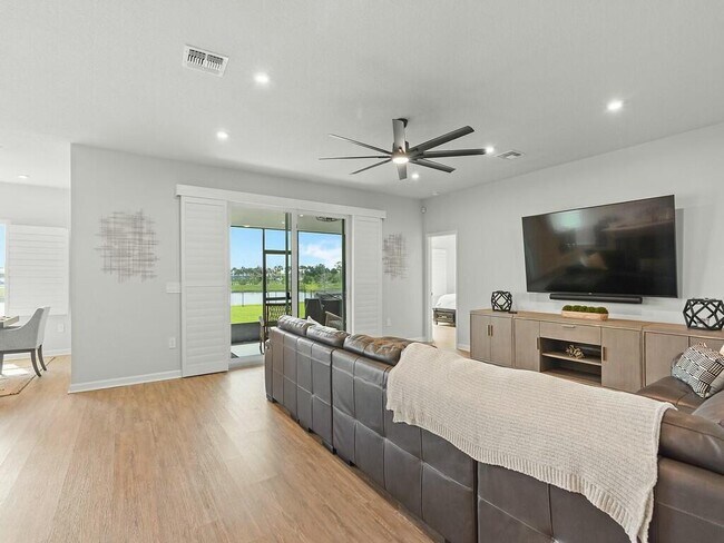 Building Photo - 5979 Sequoia Cir