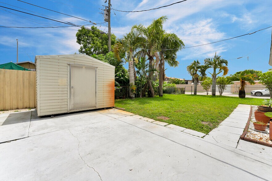 Building Photo - 361 SE 6th Ave