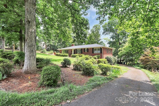 Building Photo - 207 Oak Dr