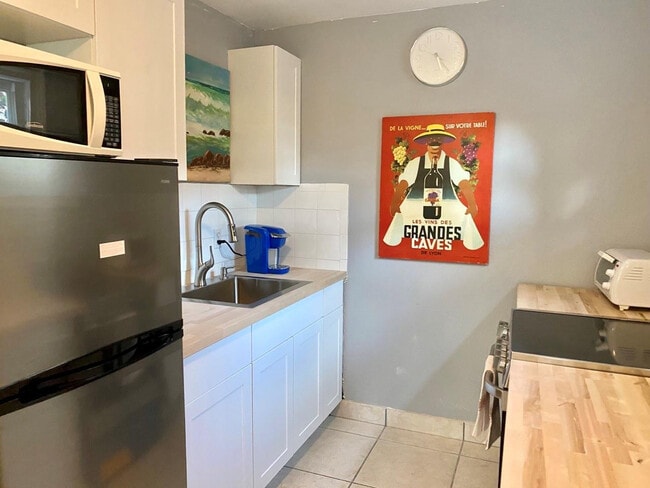 Building Photo - 819 SW 9th Terrace