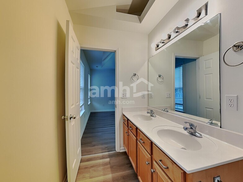 Building Photo - 185 Silver Creek Trail