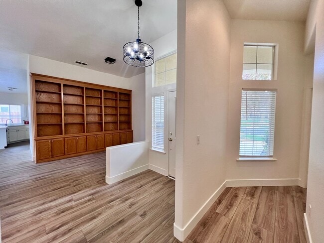 Building Photo - $2,595 Chestnut & Teague, 3 bedroom House - Fresno / Gated Community / New Paint & Floors