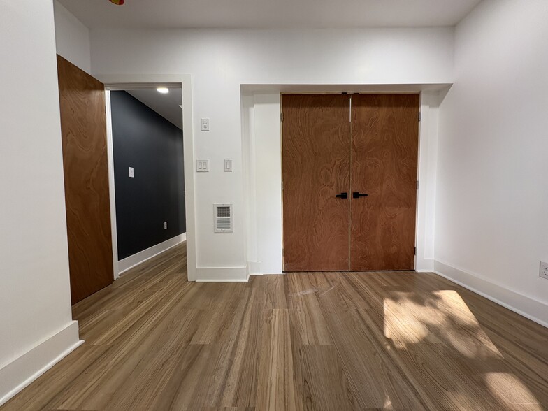 Building Photo - 5834 Phillips Ave