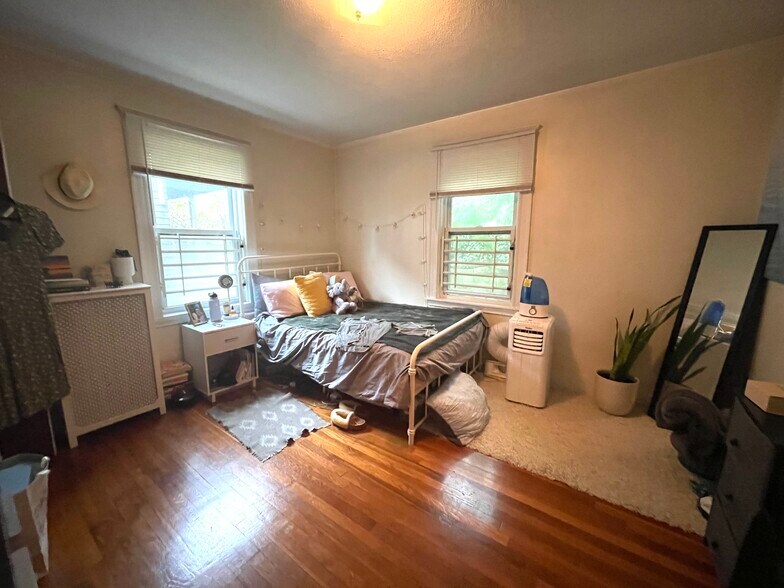 Building Photo - 14 Stockwell St