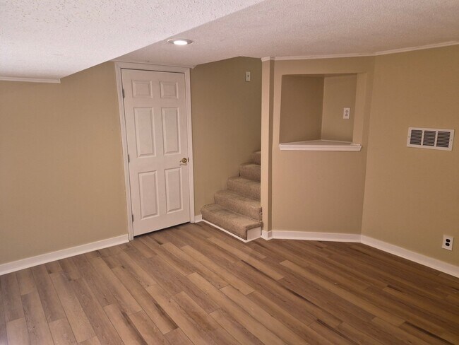 Building Photo - 803 S Medford Cir