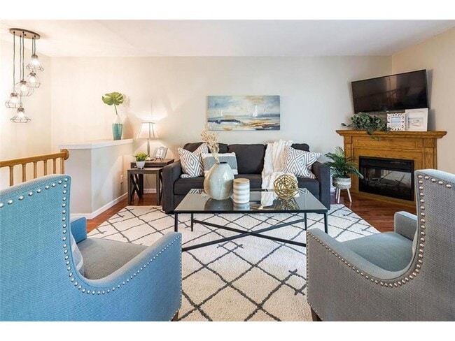 Building Photo - 334 W 5th St