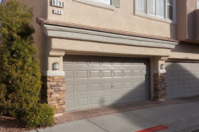 Building Photo - SW 3 br townhome with 2 car garage