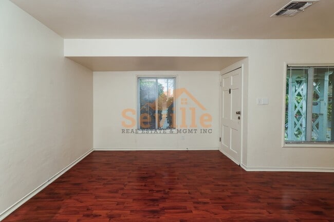 Building Photo - Single story 3BR/1BA home in convenient South Berkeley neighborhood.
