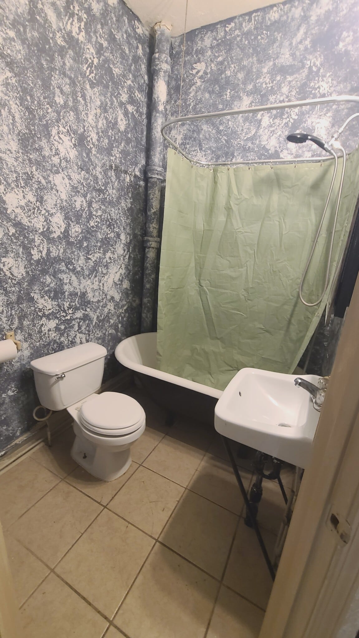 Bath - 2015 Bryan Ave