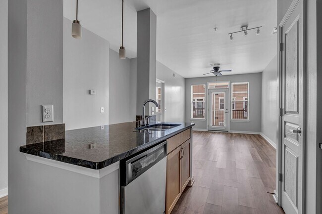 Building Photo - Awesome 1BE/1BA Condo in the heart of West End!