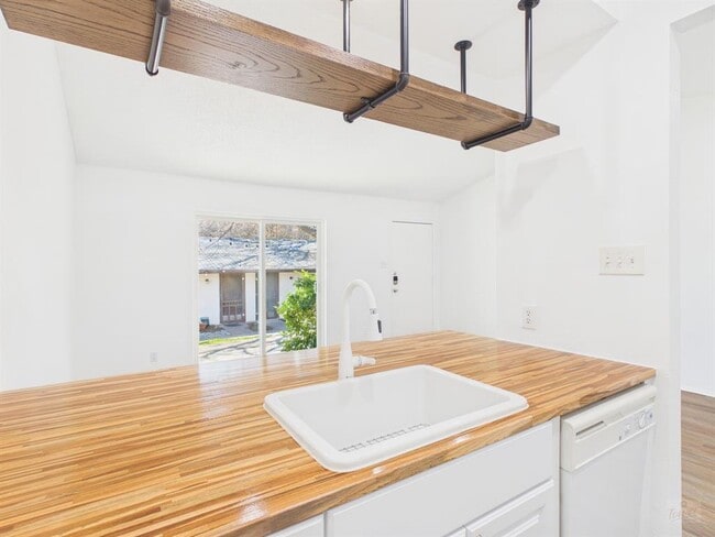 Building Photo - 1303 Hollow Creek Dr