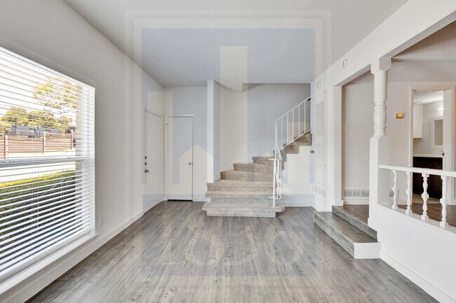 Building Photo - 907 E Oltorf St