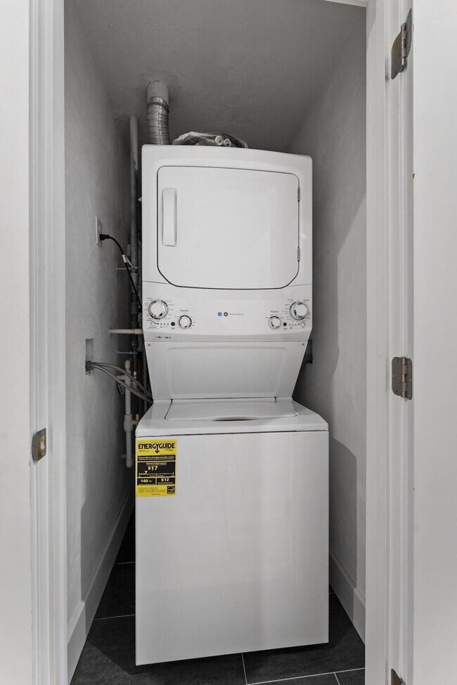 Building Photo - 1011 Bennington St