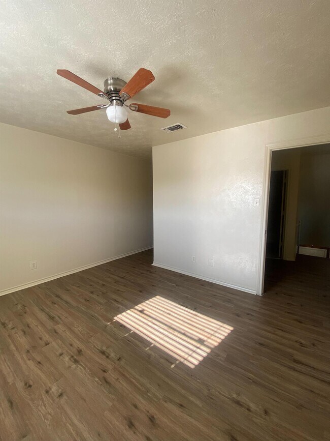 Building Photo - 704 Skyline Dr