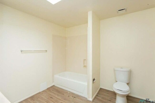 Building Photo - 1009 W Poe St