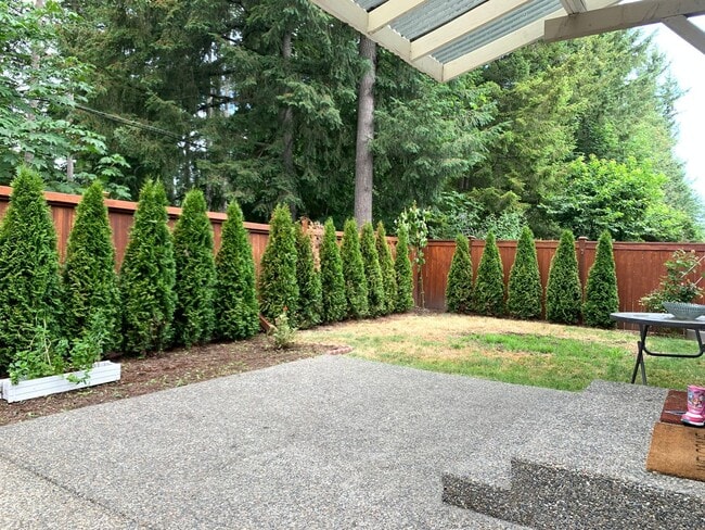 Building Photo - Remodeled Maple Woods Beauty