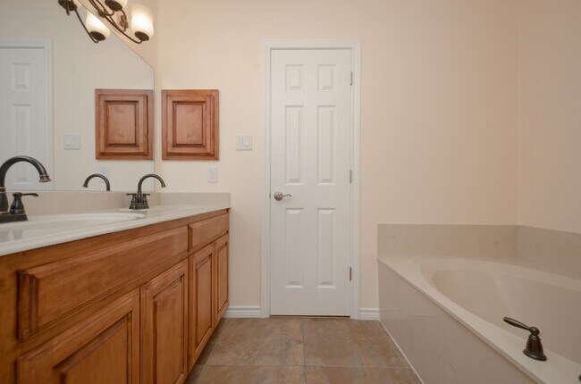 Building Photo - Updated 4 Bedroom 2 Bath home for Lease in...