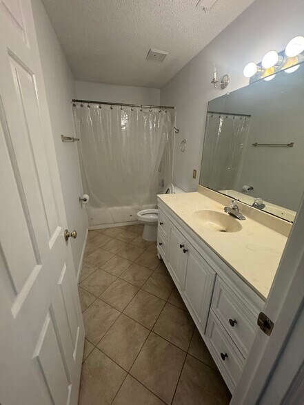Building Photo - 3331 Coachmans Way