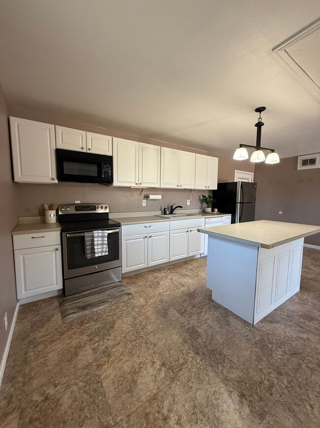 Building Photo - 2 bedroom home fully fenced on nearly an a...
