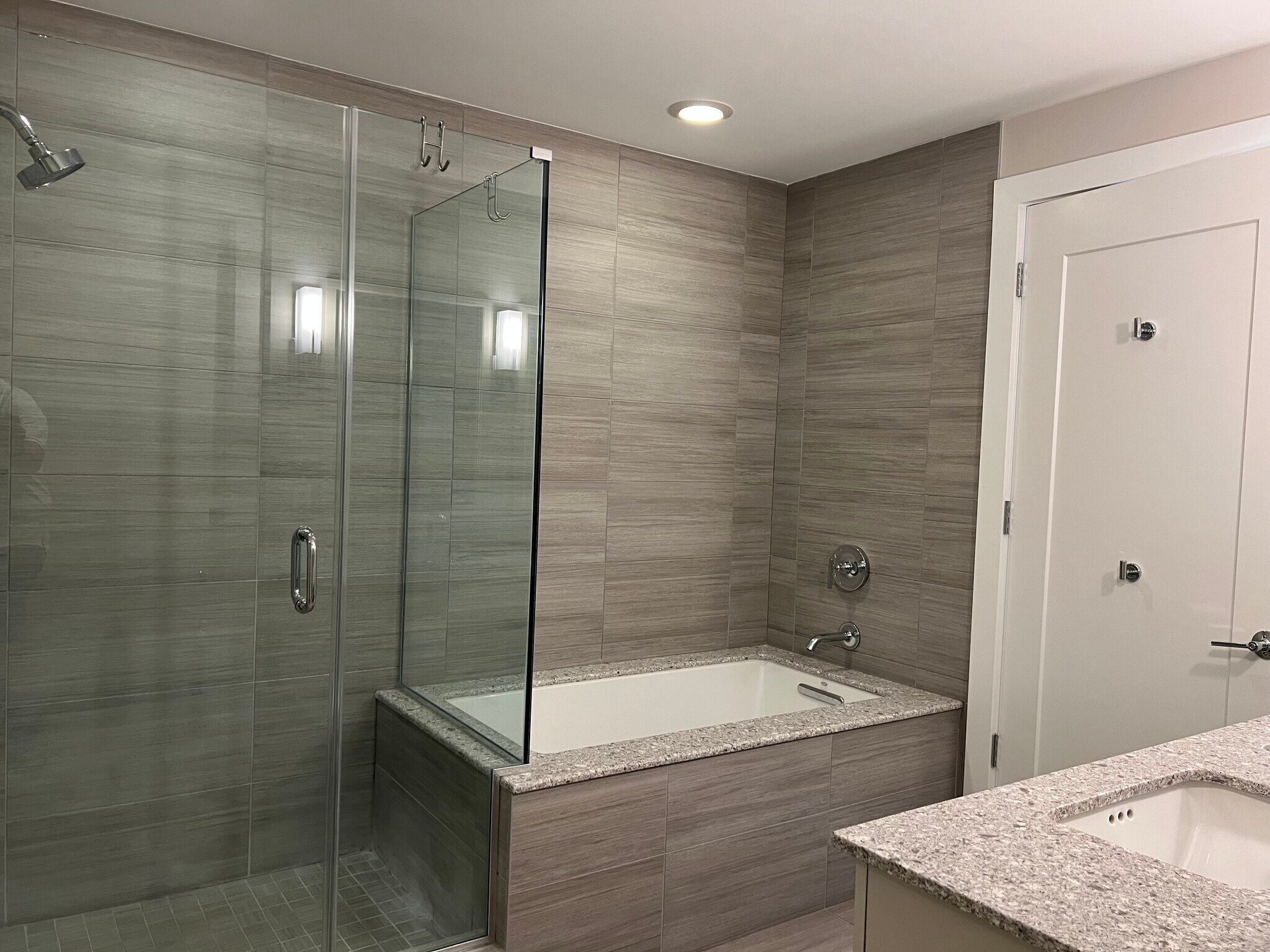 Separate shower/tub - 4960 Fairmont Ave