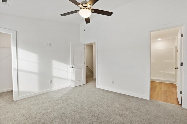 Building Photo - Large 3 story townhome near beach with com...