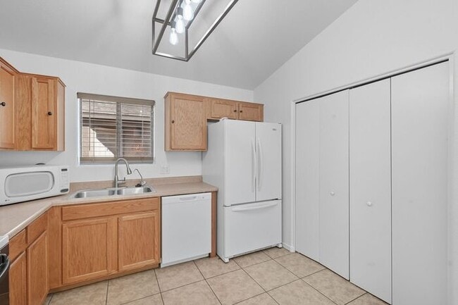 Building Photo - Bright & Inviting Tucson Home Near Davis-M...