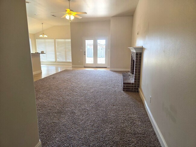 Building Photo - 3 Bedroom 2 bath home!